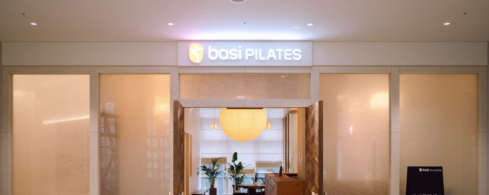 basi PILATESの看板が出たスタジオの入口
