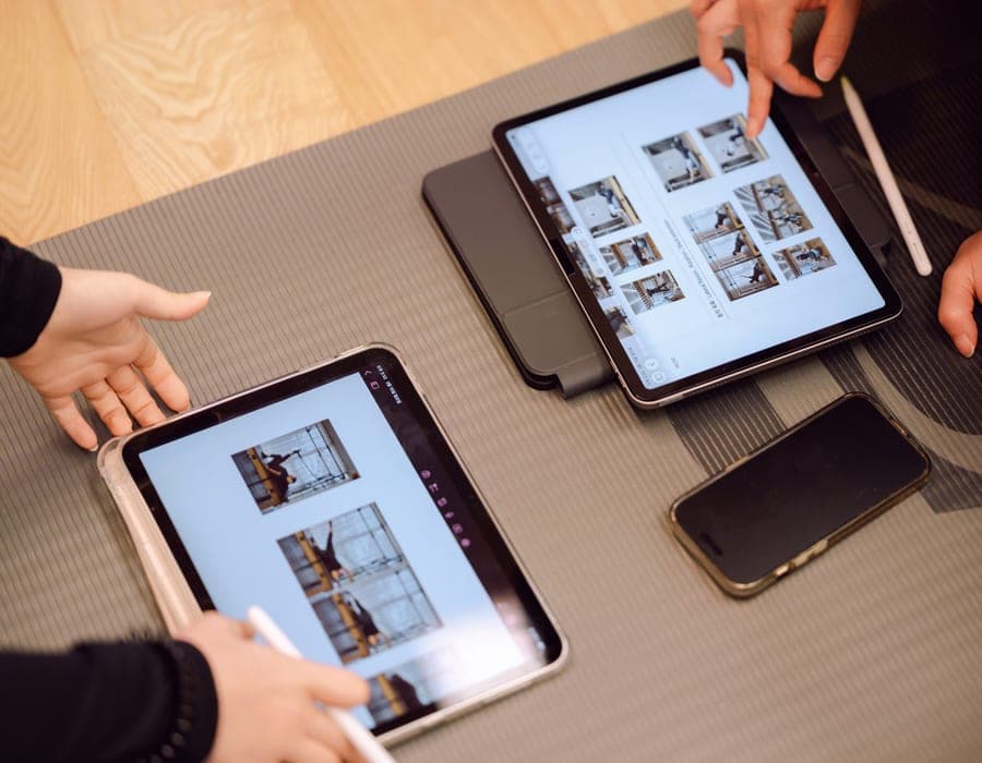 タブレットでピラティスの教材を見ている様子
